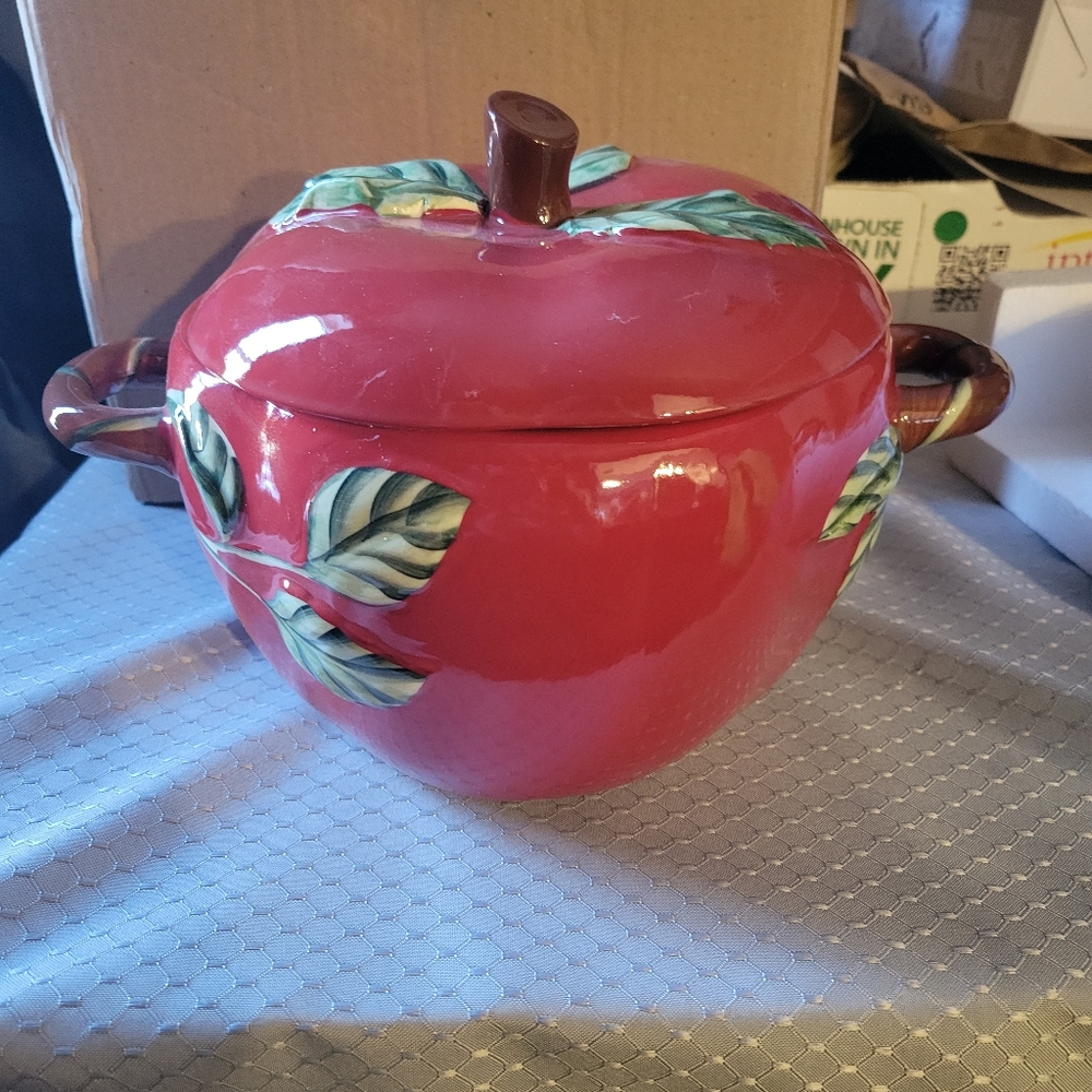 Apple decor casserole dish new in box.